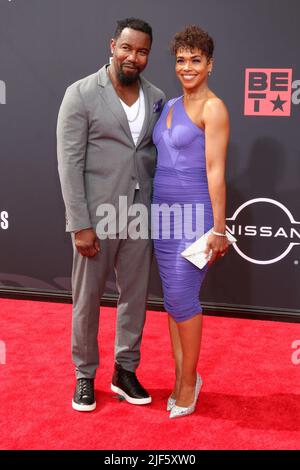 Los Angeles, Kalifornien. 26.. Juni 2022. Michael Jai White, Gillian Iliana Waters bei der Ankunft für DIE BET Awards - Teil 4, Microsoft Theater, Los Angeles, CA 26. Juni 2022. Kredit: Priscilla Grant/Everett Collection/Alamy Live Nachrichten Stockfoto