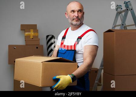 Mann im mittleren Alter in uniformem Karton, Porträt Stockfoto