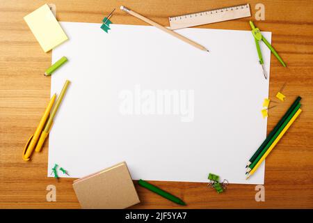 Zurück zum Schulhintergrund. Schulbedarf... Draufsicht. Kopieren Sie Platz für Ihren Text. Stockfoto