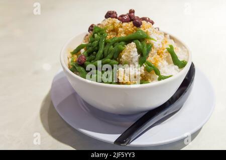 Nahaufnahme des Cendol-Dessert mit gula Melaka-Sirup. Cendol wird aus zerkleinerten Eiswürfeln, Gelee, Kokosmilch und roten Bohnen hergestellt. Stockfoto