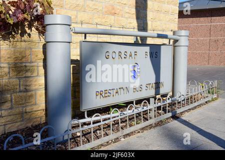 Prestatyn, Großbritannien. Juni 22, 2022. Ein zweisprachiges Schild am Eingang zum Busbahnhof Prestatyn Stockfoto