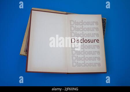 Bekanntgabe Wort in geöffnetem Buch mit vintage, natürliche Muster alten antiken Papier-Design. Stockfoto