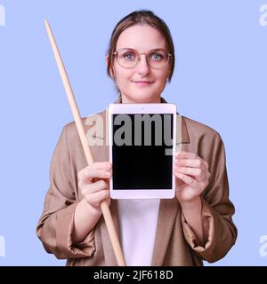 Lächelnde Lehrerin mit Tablet für Online-Unterricht auf blauem Hintergrund, Kopierraum Stockfoto
