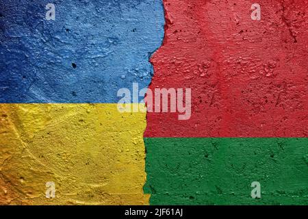 Ukraine und Weißrussland - rissige Betonwand mit einer ukrainischen Flagge auf der linken Seite und einer weißrussischen Flagge auf der rechten Seite bemalt Stockfoto