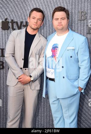 Los Angeles, USA. 29.. Juni 2022. Taron Egerton und Paul Walter Hauser bei der Premiere des roten Teppichs von Apple TV am 29. Juni 2022 auf dem roten Teppich in Bruin Westwood in Los Angeles, CA. (Foto von Scott Kirkland/Sipa USA) Quelle: SIPA USA/Alamy Live News Stockfoto