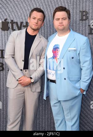 Los Angeles, USA. 29.. Juni 2022. Taron Egerton und Paul Walter Hauser bei der Premiere des roten Teppichs von Apple TV am 29. Juni 2022 auf dem roten Teppich in Bruin Westwood in Los Angeles, CA. (Foto von Scott Kirkland/Sipa USA) Quelle: SIPA USA/Alamy Live News Stockfoto