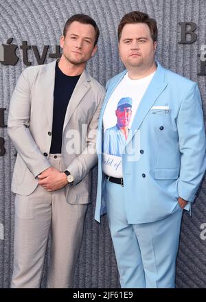 Los Angeles, USA. 29.. Juni 2022. Taron Egerton und Paul Walter Hauser bei der Premiere des roten Teppichs von Apple TV am 29. Juni 2022 auf dem roten Teppich in Bruin Westwood in Los Angeles, CA. (Foto von Scott Kirkland/Sipa USA) Quelle: SIPA USA/Alamy Live News Stockfoto