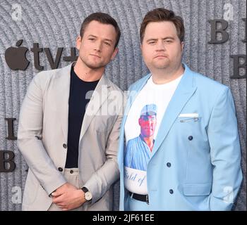 Los Angeles, USA. 29.. Juni 2022. Taron Egerton und Paul Walter Hauser bei der Premiere des roten Teppichs von Apple TV am 29. Juni 2022 auf dem roten Teppich in Bruin Westwood in Los Angeles, CA. (Foto von Scott Kirkland/Sipa USA) Quelle: SIPA USA/Alamy Live News Stockfoto