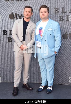 Los Angeles, USA. 29.. Juni 2022. Taron Egerton und Paul Walter Hauser bei der Premiere des roten Teppichs von Apple TV am 29. Juni 2022 auf dem roten Teppich in Bruin Westwood in Los Angeles, CA. (Foto von Scott Kirkland/Sipa USA) Quelle: SIPA USA/Alamy Live News Stockfoto
