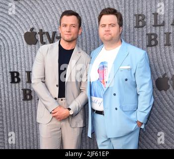 Los Angeles, USA. 29.. Juni 2022. Taron Egerton und Paul Walter Hauser bei der Premiere des roten Teppichs von Apple TV am 29. Juni 2022 auf dem roten Teppich in Bruin Westwood in Los Angeles, CA. (Foto von Scott Kirkland/Sipa USA) Quelle: SIPA USA/Alamy Live News Stockfoto