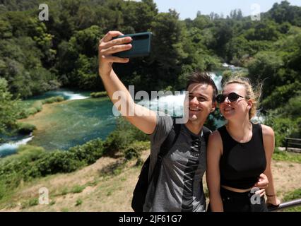 Zahlreiche Touristen besuchen den Nationalpark Krka und die weltberühmten Krka Wasserfälle auch in der Hitze in Krka, Kroatien am 29. Juni 2022. Foto: Dusko Jaramaz/PIXSELL Stockfoto