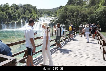 Zahlreiche Touristen besuchen den Nationalpark Krka und die weltberühmten Krka Wasserfälle auch in der Hitze in Krka, Kroatien am 29. Juni 2022. Foto: Dusko Jaramaz/PIXSELL Stockfoto