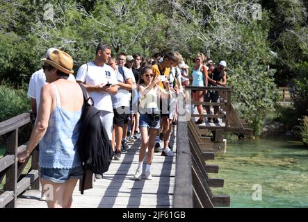 Zahlreiche Touristen besuchen den Nationalpark Krka und die weltberühmten Krka Wasserfälle auch in der Hitze in Krka, Kroatien am 29. Juni 2022. Foto: Dusko Jaramaz/PIXSELL Stockfoto