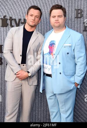 Los Angeles, USA. 29.. Juni 2022. Taron Egerton und Paul Walter Hauser bei der Premiere des roten Teppichs von Apple TV am 29. Juni 2022 auf dem roten Teppich in Bruin Westwood in Los Angeles, CA. (Foto von Scott Kirkland/Sipa USA) Quelle: SIPA USA/Alamy Live News Stockfoto