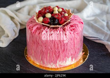 Festlicher Himbeerkuchen. Obstgeburtstagstorte auf dunklem Hintergrund. Nahaufnahme Stockfoto