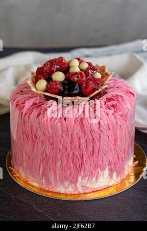 Festlicher Himbeerkuchen. Obstgeburtstagstorte auf dunklem Hintergrund. Nahaufnahme Stockfoto