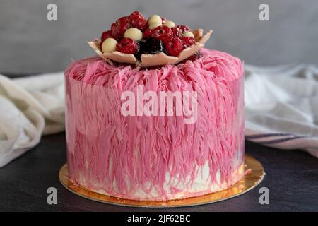 Festlicher Himbeerkuchen. Obstgeburtstagstorte auf dunklem Hintergrund. Nahaufnahme Stockfoto