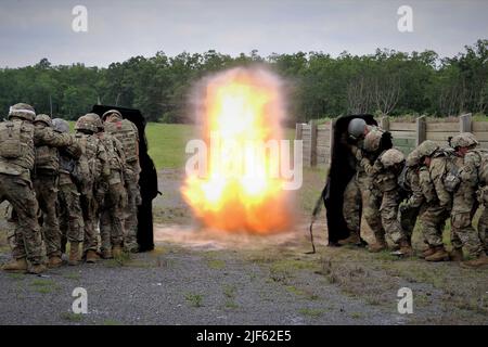 North Little Rock, Arkansas, USA. 20.. Mai 2022. Soldaten, die Teil der 1036. Engineer Company sind; eine Einheit, die als Light Sapper Company bezeichnet wird, zündet eine lineare Ladung an einer Stahltür, um während einer Trainingsübung im Camp Joseph T. Robinson, North Little Rock, Arche, zu brechen. Quelle: Brett McNeal/USA Army/ZUMA Press Wire Service/ZUMAPRESS.com/Alamy Live News Stockfoto