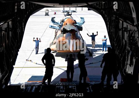 Tucson, Arizona, USA. 9.. Juni 2022. Ein Mi-17-Hubschrauber wird auf einem C-17 Globemaster III-Flugzeug auf der Davis-Monthan Air Force Base, Arizona, am 9. Juni 2022 verladen. Das Verteidigungsministerium stellt Mi-17-Hubschrauber zur Verfügung, um ukrainische Truppen auf dem Schlachtfeld zu unterstützen und die Mi-17-Hubschrauber zu erweitern, die Anfang dieses Jahres in die Ukraine geschickt wurden. Quelle: U.S. Air Force/ZUMA Press Wire Service/ZUMAPRESS.com/Alamy Live News Stockfoto