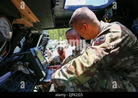 Grafenwoehr, Deutschland. 12.. Juni 2022. Armeegeneral Daniel Hokanson, Chef des Nationalen Gardebüros, blickt am 12. Juni 2022 in Grafenwoehr über das Instrumentarium eines M142 High Mobility Artillery Rocket Systems zusammen mit einem Mitglied der Streitkräfte der Ukraine. Deutschland war Hokansons zweite Station auf einer Reise aus fünf Nationen, um die Beziehungen der Nationalgarde zu europäischen Verbündeten und Partnern anzuerkennen und zu stärken. Kredit: U.S. Army/ZUMA Press Wire Service/ZUMAPRESS.com/Alamy Live Nachrichten Stockfoto