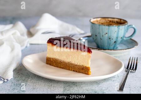 Himbeer-Käsekuchen. Käsekuchen Dessert auf weißem Hintergrund. Köstlichkeiten der Weltküche. Nahaufnahme Stockfoto