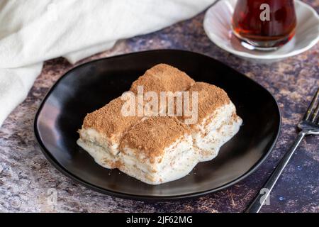 Kalte Baklava. Baklava mit Milch auf farbigem Hintergrund. Türkische Küche Delikatessen. Nahaufnahme Stockfoto