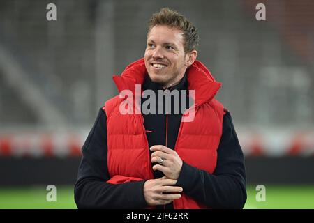 ARCHIVFOTO; Trainer Julian NAGELSMANN (FC Bayern München) ist neu in einen Bildreporter verliebt. Trainer Julian NAGELSMANN (FC Bayern München), lacht, lacht, lachend, optimistisch, Gut gelaunt, Einzelbild, Einzelmotiv, Halbfigur, Halbfigur, Fußball 1. Bundesliga-Saison 2021/2022, Spieltag 16., matchday16. VFB Stuttgart-FC Bayern München 0-5, am 12/14/2021, Mercedes Benz Arena Stuttgart Â Stockfoto