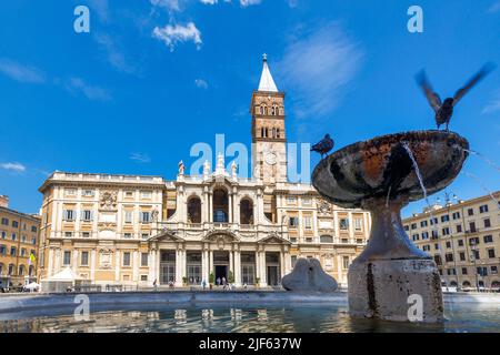 Die Basilika Santa Maria Maggiore mit einem Brunnen im Vordergrund, Rom, Italien, Europa. Stockfoto