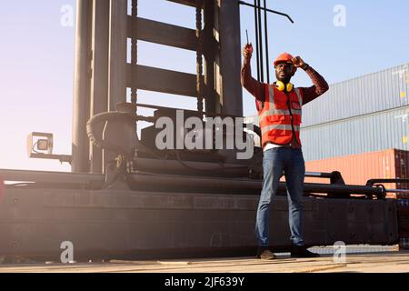 Afroamerikanische Ingenieure nutzen Funkkommunikation, um in Industriebetrieben effizient zu kommunizieren. Stockfoto