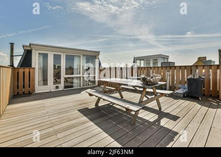 Geräumige Holzterrasse zum Essen im Freien Stockfoto