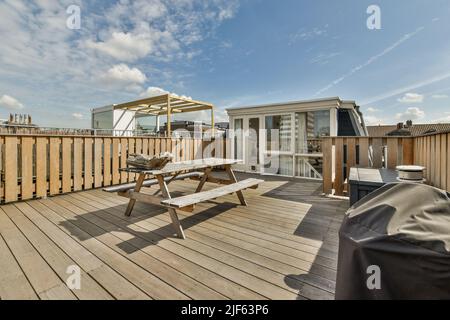 Geräumige Holzterrasse zum Essen im Freien Stockfoto