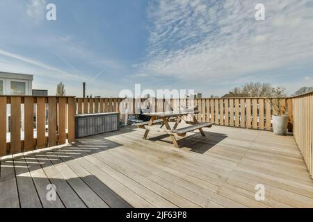 Geräumige Holzterrasse zum Essen im Freien Stockfoto