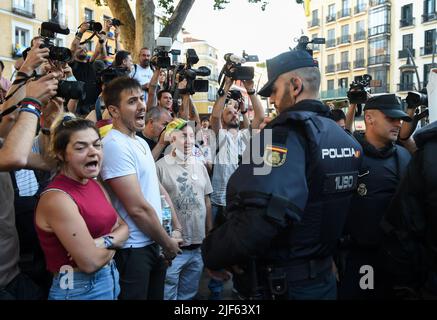 Madrid, Spanien. 29.. Juni 2022. Die Polizei steht Wache, als Demonstranten gegen den Gipfel der Organisation des Nordatlantikvertrags (NATO) auf dem Platz von Tirso de Molina in Madrid, Spanien, am 29. Juni 2022 protestieren. Der NATO-Gipfel von 2022 wurde hier am Mittwoch eröffnet, inmitten der zunehmenden Kritik an der aggressiven Sicherheitspolitik des Militärbündnisses und der anhaltenden Konflikte unter seinen Mitgliedern. Kredit: Gustavo Valiente/Xinhua/Alamy Live Nachrichten Stockfoto