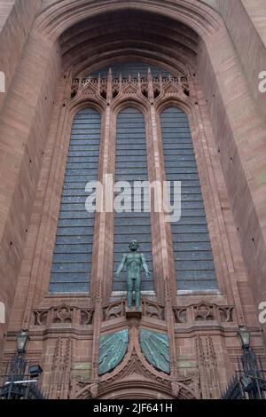 Die Liverpool Cathedral ist ein hoch aufragendes neogotisches Gebäude, das der Kirche von England gewidmet ist Stockfoto