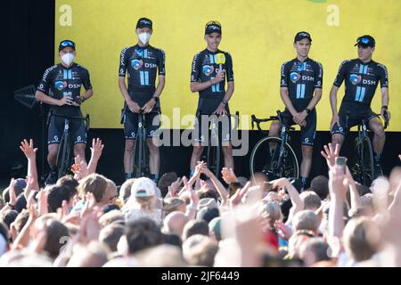 Kopenhagen, Dänemark. 28/06/2022, Tour de France 2022, Kopenhagen, Dänemark. Team DSM steht bei den Teampräsentationen auf der Bühne. Fahrer; Romain BARDET, Alberto DAINESE, John DEGENKOLB, Nils EEKHOFF, Chris HAMILTON, Andreas LEKNESSUND , Martijn TUSVELD ,Kevin VERMAERKE Credit: Peter Goding/Alamy Live News Stockfoto