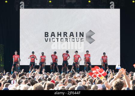 Kopenhagen, Dänemark. 28/06/2022, Tour de France 2022, Kopenhagen, Dänemark. Team Bahrain Siegerstand bei den Teampräsentationen auf der Bühne. Riders; Damiano CARUSO, Kamil GRADEK, Jack HAIG, Matej Mohorič, Luis León SÁNCHEZ, Dylan TEUNS, Jan TRATNIK, Fred WRIGHT Credit: Peter Goding/Alamy Live News Stockfoto