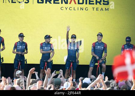 Kopenhagen, Dänemark. 28/06/2022, Tour de France 2022, Kopenhagen, Dänemark. Team Ineos Grenadier stehen bei den Team-Präsentationen auf der Bühne. Daniel Martínez winkt der Menge entgegen - Jonathan CASTROVIEJO, Filippo GANNA , Thomas PIDCOCK, Credit: Peter Goding/Alamy Live News Stockfoto