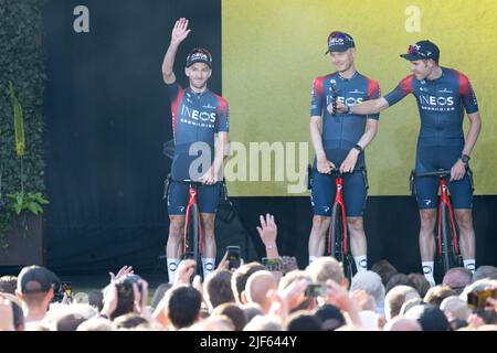 Kopenhagen, Dänemark. 28/06/2022, Tour de France 2022, Kopenhagen, Dänemark. Team Ineos Grenadier stehen bei den Teampräsentationen auf der Bühne.GB-Fahrer Adam Yates winkt dem Publikum zu, als Luke Rowe ihm das Mikrofon überreicht Credit: Peter Goding/Alamy Live News Stockfoto