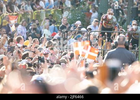 Kopenhagen, Dänemark. 28/06/2022, Tour de France 2022, Kopenhagen, Dänemark. Wout Van Aert von Team Jumbo Visma kommt bei den Teampräsentationen auf die Bühne. Kredit: Peter Goding/Alamy Live Nachrichten Stockfoto