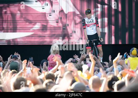 Kopenhagen, Dänemark. 28/06/2022, Tour de France 2022, Kopenhagen, Dänemark. Team UAE Emirates stehen bei den Team-Präsentationen auf der Bühne. Rider Tadej Pogačar steht auf der Bühne Credit: Peter Goding/Alamy Live News Stockfoto