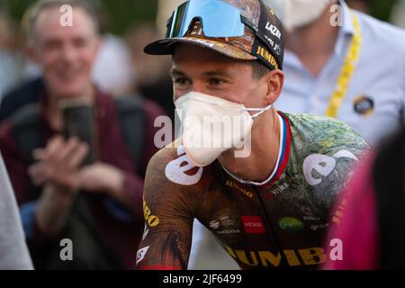 Kopenhagen, Dänemark. 28/06/2022, Tour de France 2022, Kopenhagen, Dänemark. Primoz Roglic von Team Jumbo Visma verlässt die Srena nach den Teampräsentationen. Kredit: Peter Goding/Alamy Live Nachrichten Stockfoto