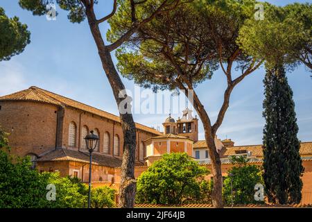 Die Basilika Santa Sabina, eine historische Kirche auf dem Aventin-Hügel in Rom, Italien, Europa. Stockfoto