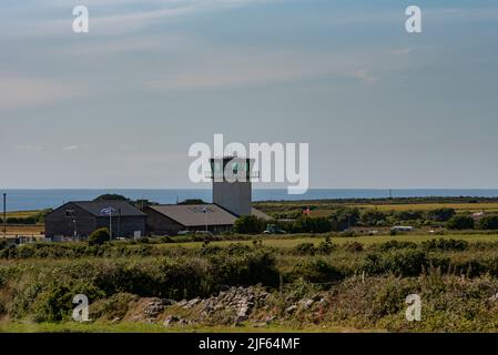 Cornwall, England, Großbritannien. 2022. Lands End Airport, Kontrollturm und Meer, in der Nähe von St Just, Cornwall, Großbritannien. Von hier aus fliegen Flüge zu den Scilly Isles Stockfoto