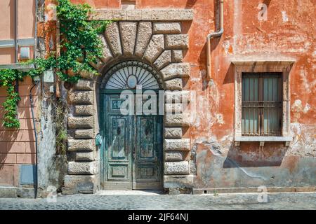 Historisches Haus in einer Straße des Stadtteils Trastevere in Rom Stockfoto
