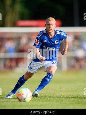 Marl, Deutschland. 29/06/2022, Florent MOLLET (GE) Action, Fußball-Testspiel VfB Huels - FC Schalke 04 (GE) 0:14, am 29.. Juni 2022 in Marl/Deutschland. #Die DFL-Vorschriften verbieten die Verwendung von Fotos als Bildsequenzen und/oder quasi-Video # Â Stockfoto