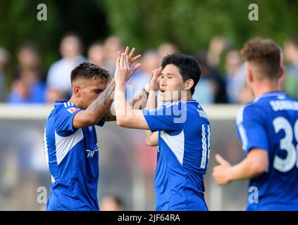 Marl, Deutschland. 29/06/2022, Jubilation GE von links nach rechts Rodrigo ZALAZAR (GE), Dong-Gyeong LEE (GE) Fußball-Testspiel VfB Huels - FC Schalke 04 (GE) 0:14, am 29.. Juni 2022 in Marl/Deutschland. #Die DFL-Vorschriften verbieten die Verwendung von Fotos als Bildsequenzen und/oder quasi-Video # Â Stockfoto