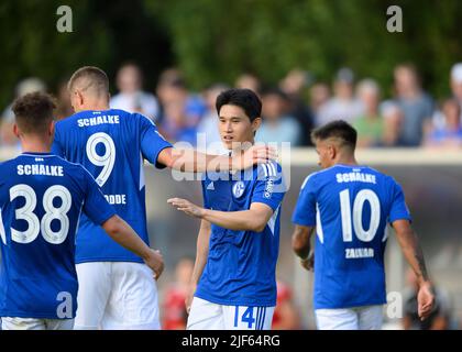 Marl, Deutschland. 29.. Juni 2022, Jubel GE, von links nach rechts Elias KURT (GE), Simon TERODDE (GE), Dong-Gyeong LEE (GE), Fußballtestspiel VfB Huels - FC Schalke 04 (GE), am 29.. Juni 2022 in Marl/Deutschland. #Die DFL-Vorschriften verbieten die Verwendung von Fotos als Bildsequenzen und/oder quasi-Video # Â Stockfoto