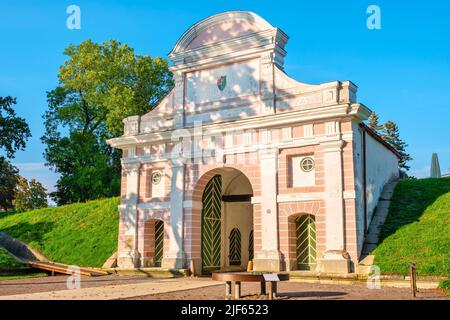 Blick auf das Tallinntor, Überreste der alten Stadtbefestigung. Pärnu, Estland Stockfoto