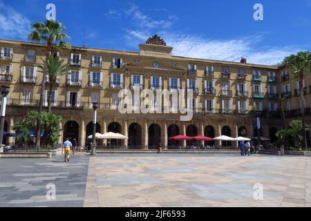 Auf der Plaza Neoklassizisten in der Altstadt der spanischen Stadt Bilbao befinden sich zahlreiche Geschäfte, Bars und Restaurants sowie Apartments abo Stockfoto
