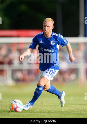 Marl, Deutschland. 29/06/2022, Florent MOLLET (GE) Action, Fußball-Testspiel VfB Huels - FC Schalke 04 (GE) 0:14, am 29.. Juni 2022 in Marl/Deutschland. #Die DFL-Vorschriften verbieten die Verwendung von Fotos als Bildsequenzen und/oder quasi-Video # Â Stockfoto